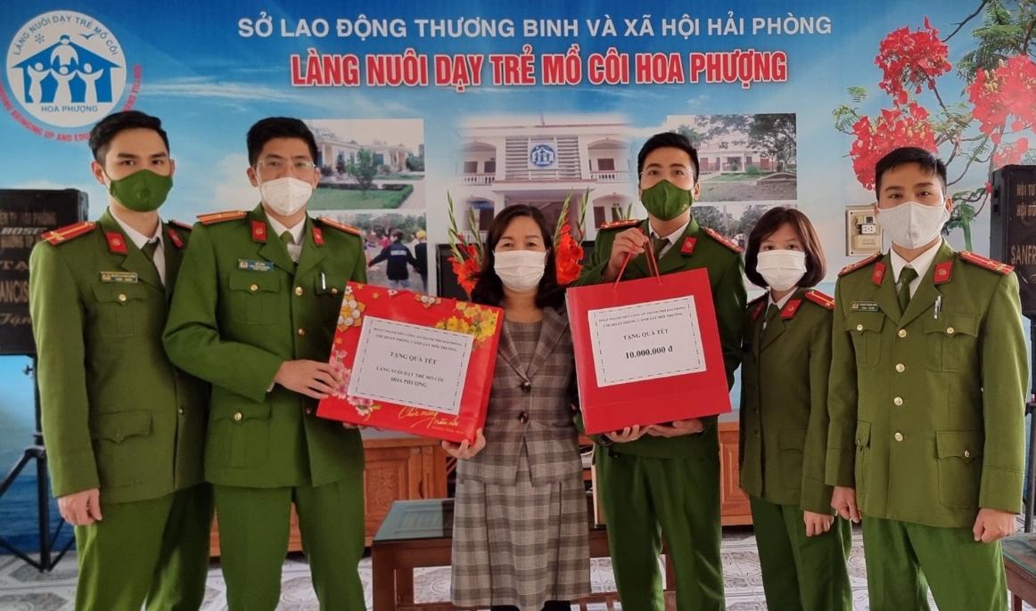 Chi đoàn Phòng Cảnh sát Môi trường – CATP: Trao quà Tết tặng các em thiếu nhi Làng Nuôi dạy trẻ mồ côi Hoa Phượng